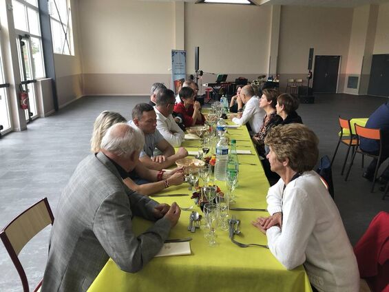 Toutes et tous réunis autour de la table