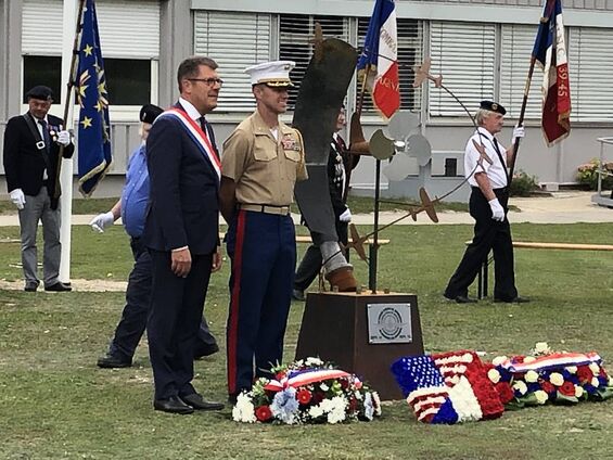 Le Lieuteant-Colonel Ronald Norris, ambassade USA et Antoine Lefèvre, sénateur de l'Aisne devant la stèle