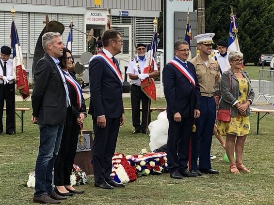 Photo souvenir devant la stèle