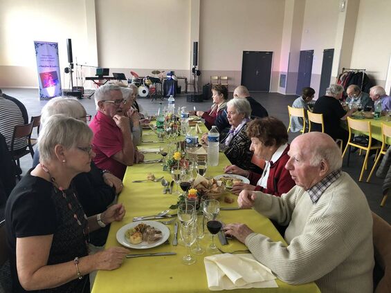 Toutes et tous réunis autour de la table