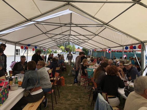 A l'ombre sous les tentes
