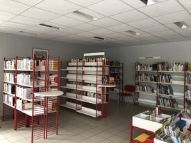 Intérieur, étagères et livres