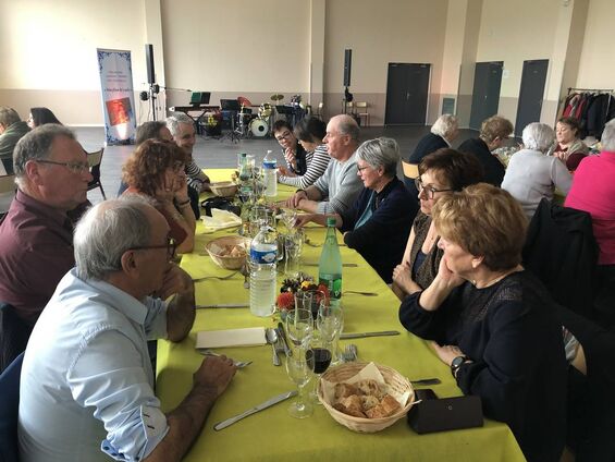 Toutes et tous réunis autour de la table
