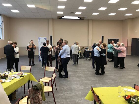 Les tables sont vides, tout le monde est sur la piste