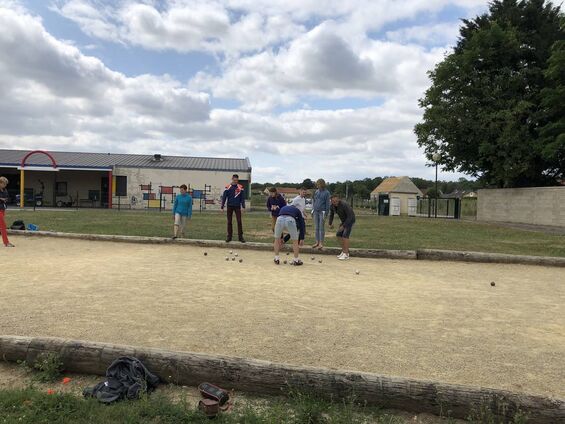 Partie acharnée au terrain de boules