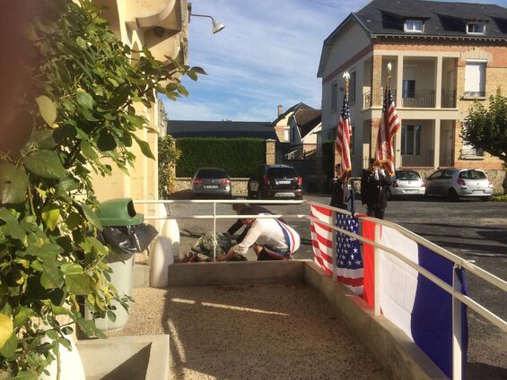 Dépose de la gerbe par Madame Rogers et Madame Dewulf maire de Pontavert. Dépot de Gerbe à Pontavert 16/09/2018