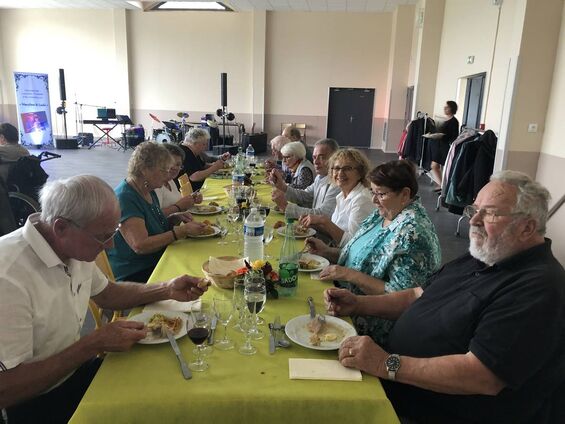 Toutes et tous réunis autour de la table