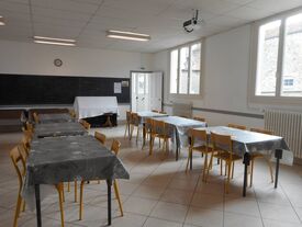 Salle avec tables