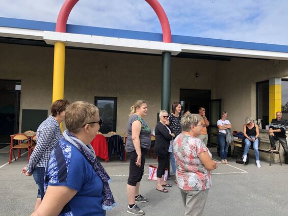 Collègues et amis sont présents