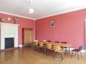 La salle du conseil municipal, le bureau