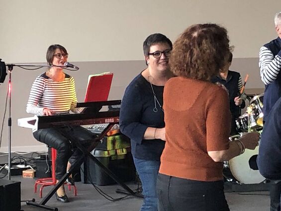 Maryline au clavier, Angélique et Laurette en piste !