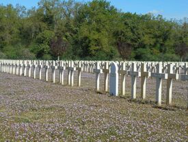 Les tombes, cimetière militaire Pontavert