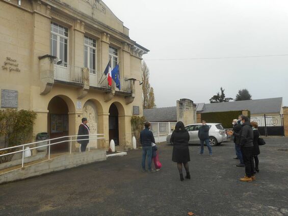 Cérémonie devant le monument aux morts