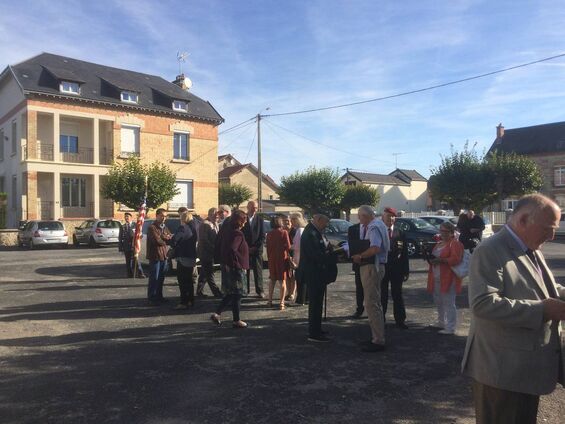 L'association Franco-Américaine et les élus, place de la mairie à Pontavert Dépot de Gerbe à Pontavert 16/09/2018