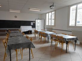 Intérieur salle d'activité de Pontavert, les tables.